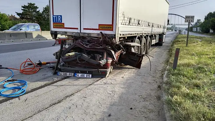 D-650'de feci kaza, tıra ok gibi saplandı: 1 ölü