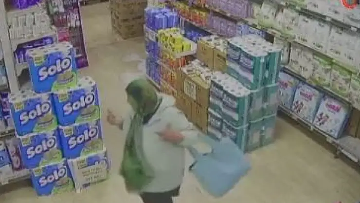 Onu görenler şaşkına döndü... Girdiği markette sevdiği şarkıyı duyan yaşlı kadın üstünü çıkarıp böyle bale yaptı