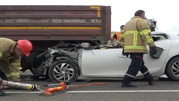 Otomobil seyir halindeki tıra ok gibi saplandı: Polis memuru hayatını kaybetti