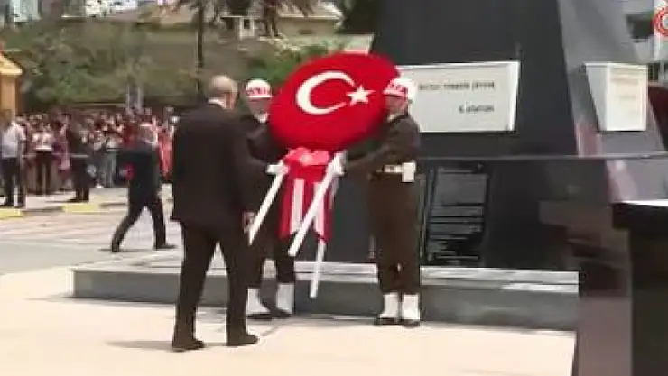 Cumhurbaşkanı Erdoğan, Lefkoşa'da Atatürk Anıtı'na çelenk bıraktı !