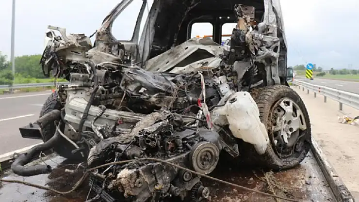 KMO'da korkutan kaza: Araç bariyerlere çarparak alev aldı