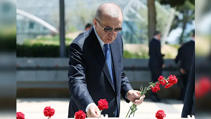 Cumhurbaşkanı Erdoğan, Bakü'de şehitliği ziyaret etti