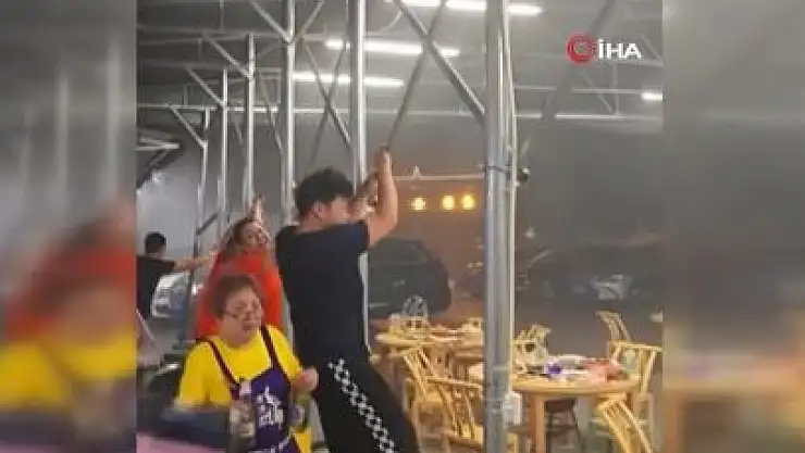 Çin'de şiddetli rüzgar tenteye tutunan insanları uçurdu