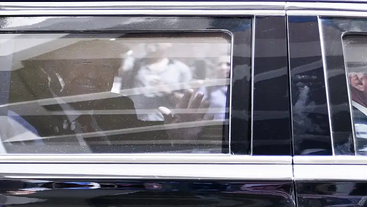 Trump, tutuksuz yargılanmak üzere serbest bırakıldı