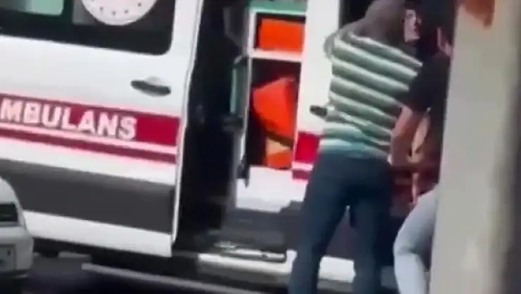 Tuzla'da yol vermeyip ambulansı durdurdu, 'hasta mı var' diye sordu