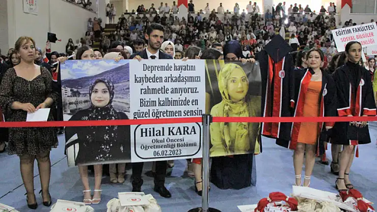 Mezuniyet töreninde ağlatan deprem pankartı