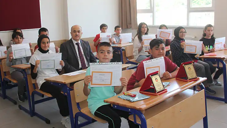 Vali Dağlı, Havza'da öğrencilere karne dağıttı