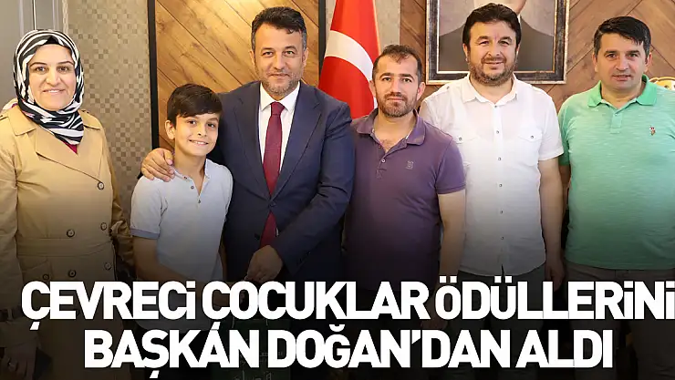 Çevreci çocuklar ödüllerini Başkan Doğan'dan aldı