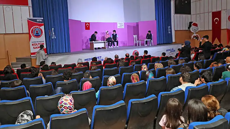 Bafra'da lise öğrencilerinin oynadığı 'Türkçem Eyvah' tiyatro oyunu sahnelendi