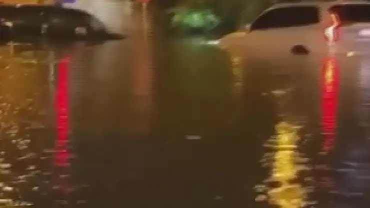 İzmir'i sel vurdu: Araçlar suya gömüldü, yol trafiğe kapatıldı