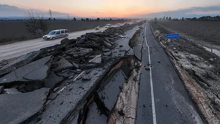 4 metreyi bulan kırılmanın olduğu yolda yenileme çalışmaları başladı