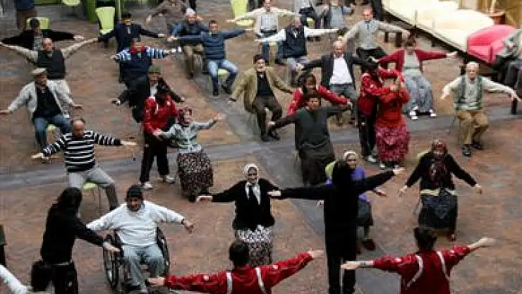 Huzur evinde kalan yaşlılar aerobik yapıyor