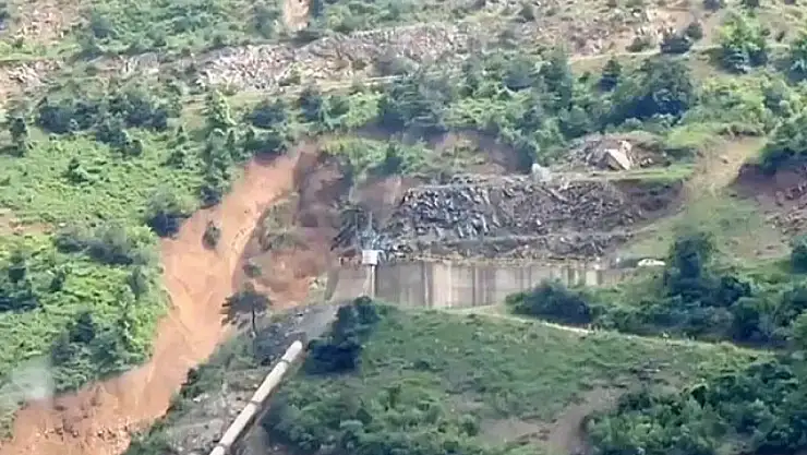 Bolu'da sağanak hayatı felç etti: Heyelan anı kamerada