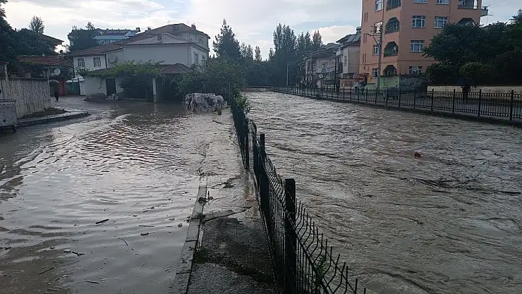 Havza'da dere taştı, ilçede sel anonsları yapılamaya başlandı