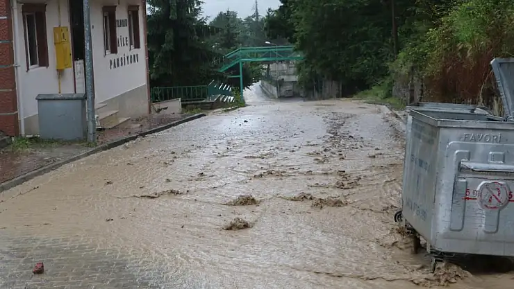 Samsun'da sağanak taşkın ve su baskınlarına neden oldu