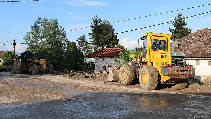 Havza'da sel sonrası yol bakım, onarım ve temizlik çalışmaları sürüyor