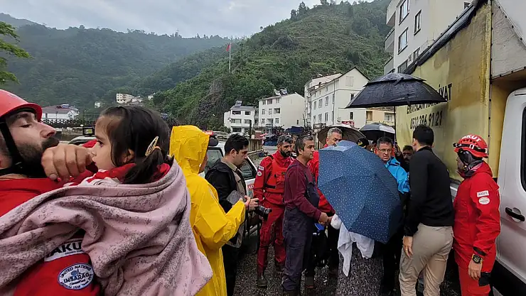Giresun'un Duroğlu Beldesi'nde evlerin mahsur kalan vatandaşlar tek tek kurtarılıyor