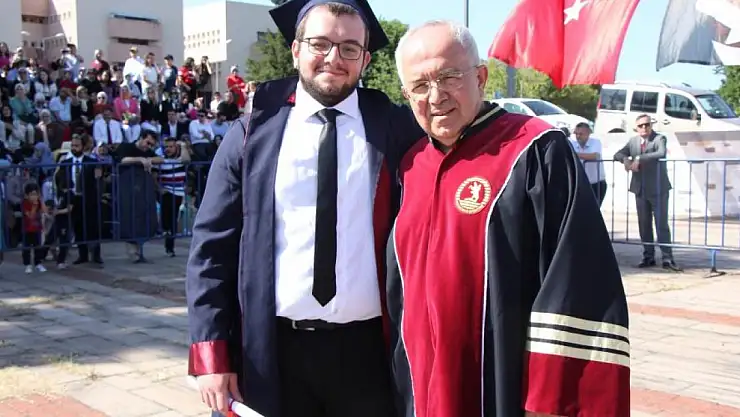 Dersinden kaldığı profesör babasının elinden diplomasını aldı