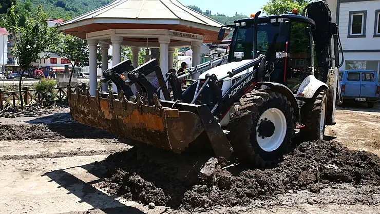 Heyelan altında kalan kişiyi arama çalışmaları sürüyor