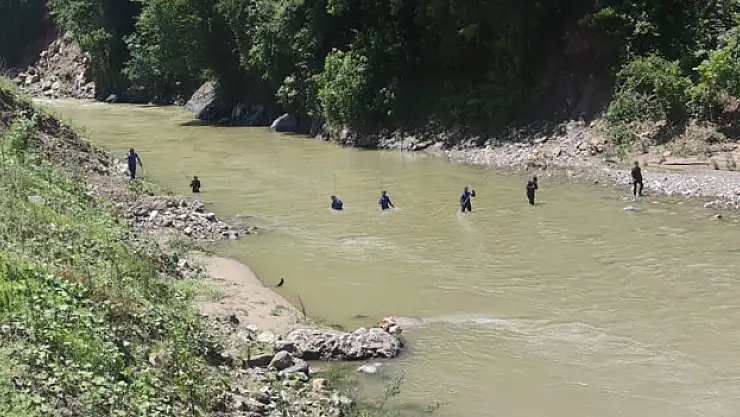 Giresun'da ahşap kulübesi heyelan altında kalan kişiyi arama çalışmaları devam ediyor