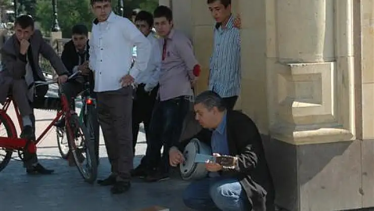 Ud'u ile şarkı söyleyen adama büyük ilgi