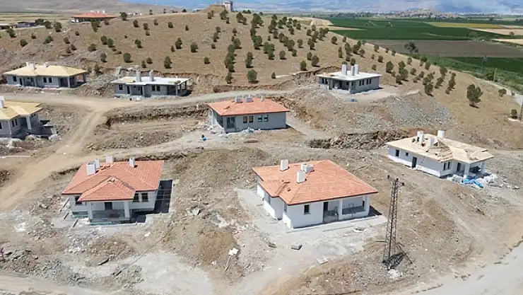 Bakan Özhaseki: Türkoğlu'ndaki 3 köyümüzde yöresel mimariye uygun olarak 92 ev inşa ediyoruz