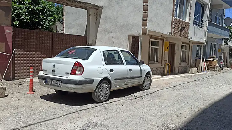 Park halindeki otomobilden hırsızlık