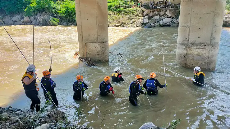 Giresun'da kulübesi heyelan altında kalan kişiyi arama çalışmaları devam ediyor