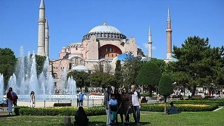 İstanbullular ve turistler boş kalan kentte gezmenin tadını çıkardı