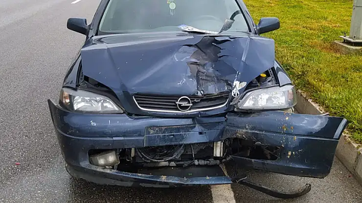 Bayram ziyaretine giden polis ve ailesi kazada yaralandı