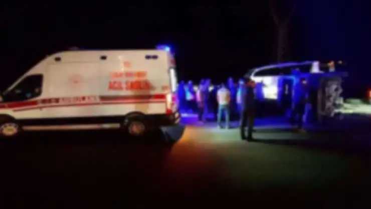 Amasya'da minibüs ile otomobil çarpıştı: 17 yaralı