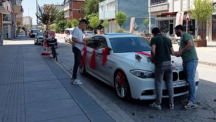 Yaz mevsiminin gelmesiyle çiçekçi ve düğün organizasyoncularının mesaisi arttı