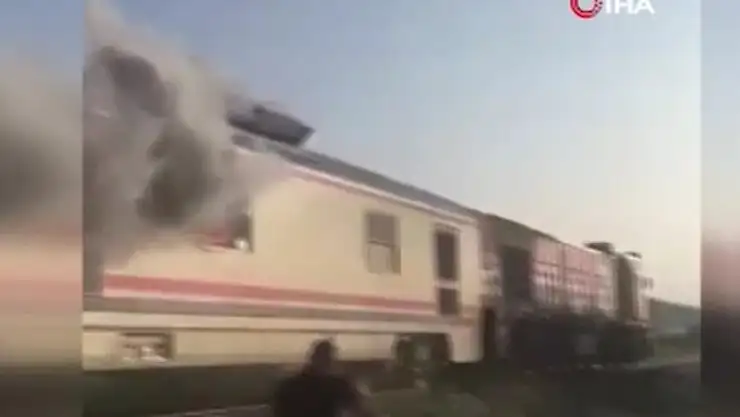 Yolcu treninin vagonu alev alev yandı, vatandaşlar büyük panik yaşadı