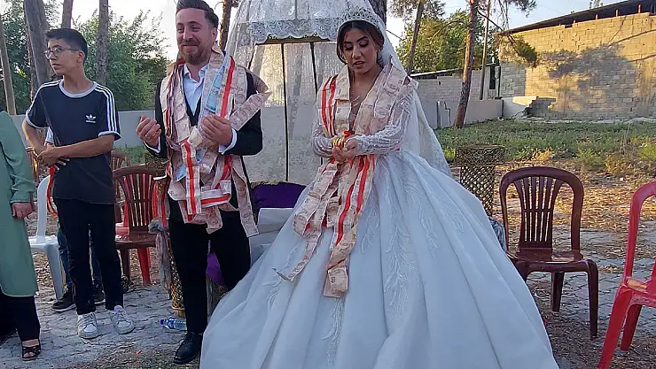 Yok böyle takı: Metrelerce uzunluğunda görenler hayrete düştü