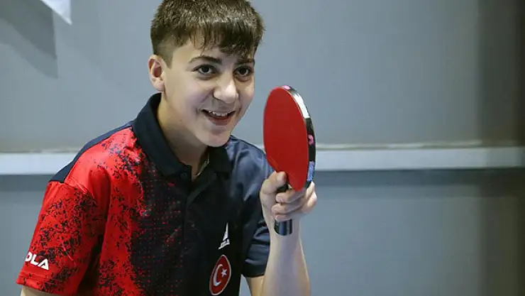 Masaların altında uyuyarak başladığı teniste çok sayıda madalya kazandı