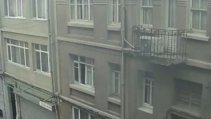 örümcek adam' gibi hırsız kameraya yansıdı