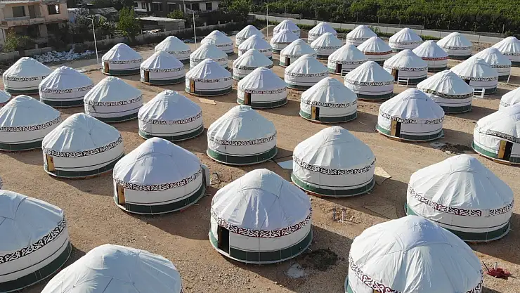 Görünümleriyle dikkat çeken Kırgız çadırları, depremzedelere sıcak yuva olacak