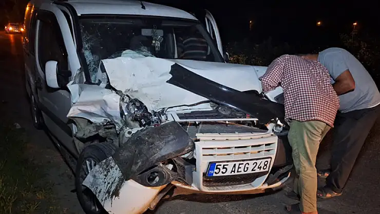 Samsun'da park halindeki araca çarpan hafif ticari aracın sürücüsü yaralandı