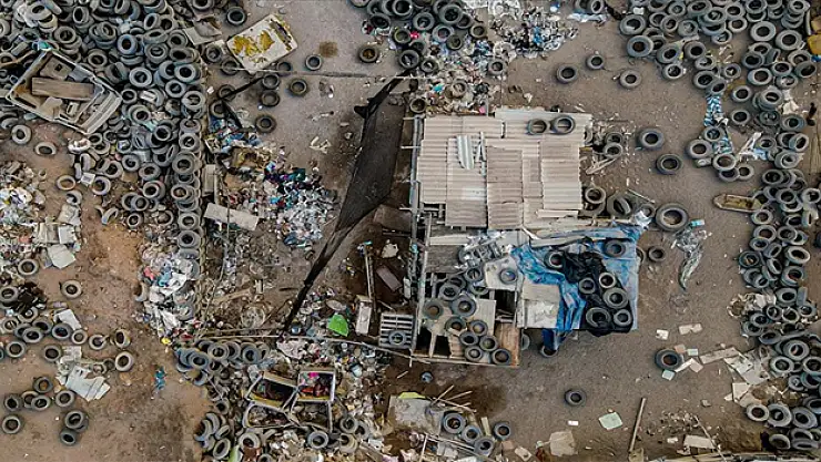 Şili'nin Atacama Çölü binlerce çöp yığınıyla kaplandı