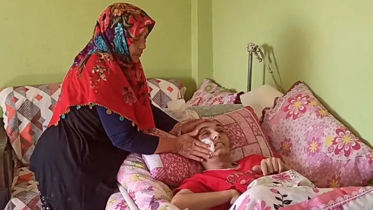 Eli öpülesi anne, engelli çocuklarına bebek gibi bakıyor