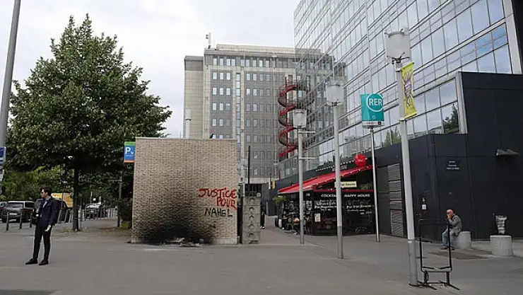 Fransa'da polis kurşunuyla öldürülen gencin yaşadığı banliyö sakinleri, ayrımcılıktan rahatsız