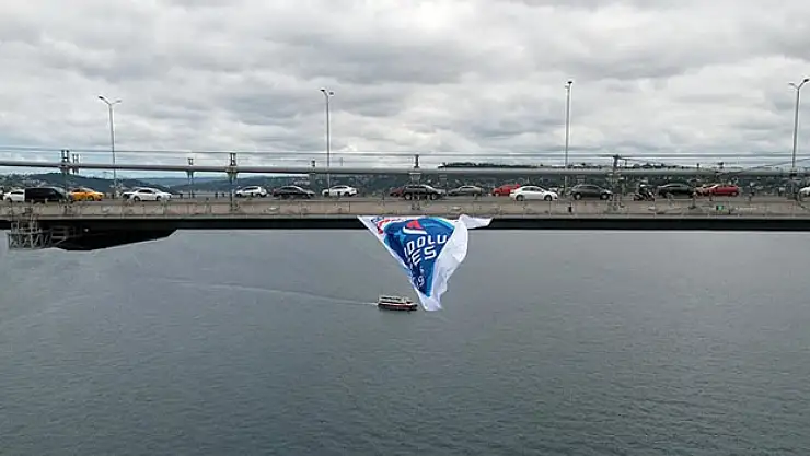 Anadolu Efes'in şampiyonluk bayrakları İstanbul Boğazı'ndaki köprülere asıldı