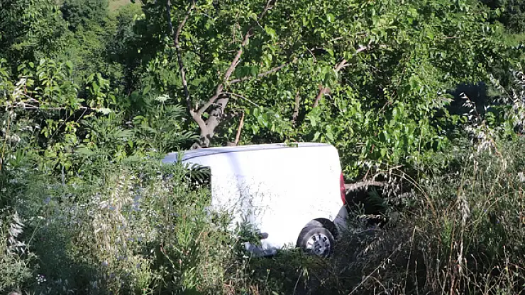 Freni tutmayan araç bahçeye uçtu: Anne ve kızı ölümden döndü