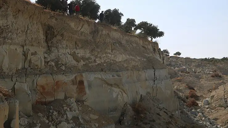 Depremin üzerinden aylar geçse de devasa yarık görüntüsüyle ürkütüyor
