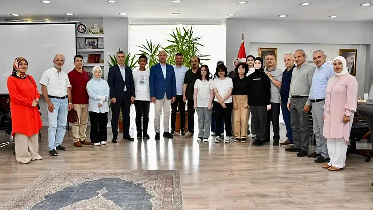 Başkan Kılıç'tan LGS'de derece yapan öğrencilere ödül