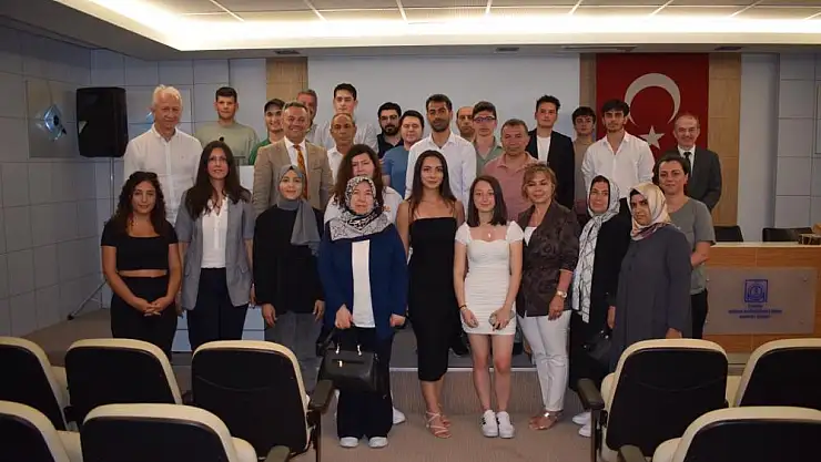 Derece ile mezun olan öğrencilere kutlama