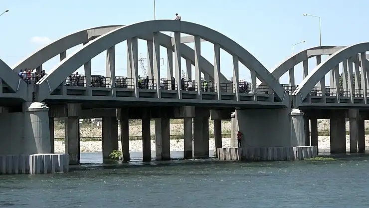 Köprüde intihar girişimi