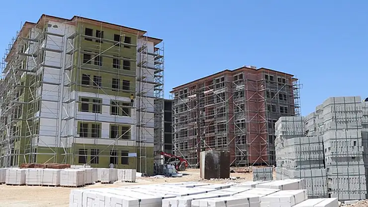 İslahiye'deki deprem konutlarında kaba inşaatı biten bloklarda dış cephe çalışmaları yapılıyor