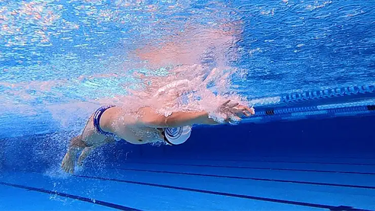 Beş yıl önce başladığı yüzmeyle hayatı değişen Yiğit Yeşilyurt'un hedefi milli takım