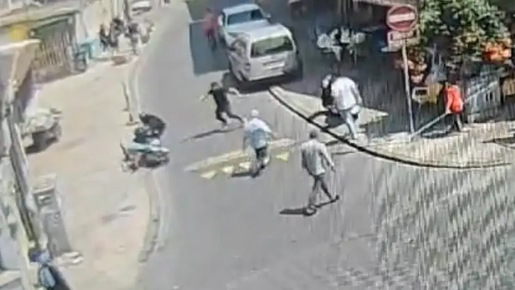 İstanbul'da aksiyon filmi gibi olay kamerada: Gaspçı üstüne atlayan polis amirine ateş açtı